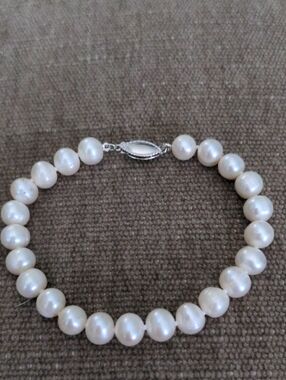 New Macy's Sterling Silver Genuine Pearl Bracelet,  7 1/2" Classic, Hand knotted